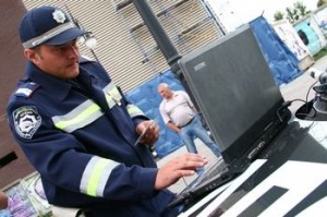 Донецким ГАИшникам выдали ноутбуки. Теперь водителей будут пробивать по базе ГАИ 