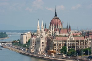 Венгрия с сентября начнет выдавать украинцам биометрические разрешения 