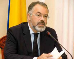 Табачник надежно засел в кресло министра, по крайней мере до выборов 