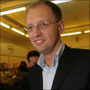 Яценюк предложил рассмотреть законопроект предусматривающий повышение зарплат и пенсий  Яценюк 