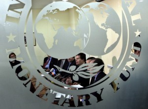 Украина начала переговоры с МВФ  МВФ Азаров 