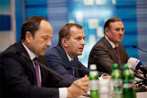 Избирательный штаб Партии регионов: все яйца разложили по разным корзинам Янукович Ющенко Тигипко Партия регионов Левочкин Азаров 
