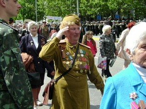 В Коломые во время шествия с ветеранов срывали медали КПУ 