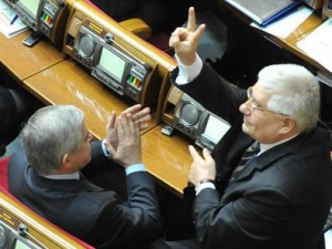 Политики уже начинают биться в предвыборной лихорадке  Янукович Азаров 