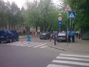 В Киеве на пешеходном переходе женщина сбила мать с маленьким ребенком  МВД ГАИ 