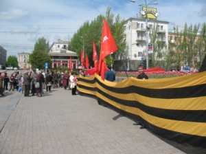 В Донецке регионалы согнали студентов на 9 Мая и угрожали журналистам депутат 