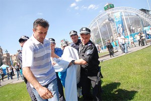 Femen повредили кубок Евро 2012 на Майдане 