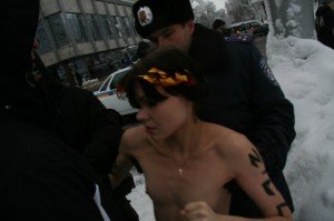 Фото задержания активисток FEMEN у ВР 