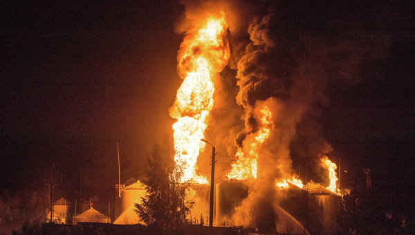 Турчинов отправился на объятую огнем нефтебазу под Киевом