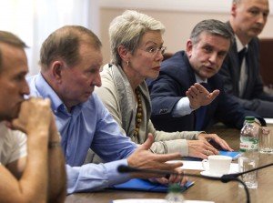 Former Ukrainian President Leonid Kuchma (2nd L), OSCE Ambassador Heidi Tagliavini (C) and Russian Ambassador to Ukraine Mikhail Zurabov attend a meeting with leaders of the self-proclaimed Donetsk People's Republic and Luhansk People's Republic in the city of Donetsk June 23, 2014. REUTERS/Shamil Zhumatov (UKRAINE - Tags: POLITICS CIVIL UNREST)