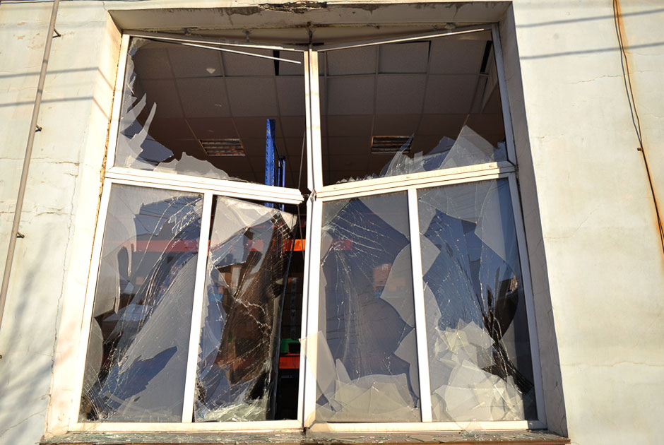 «Когда в очередной раз, сидя в подвале, слышали звон осыпающегося стекла, наша детвора мечтала о том, чтобы везде были неразбиваемые окна…»