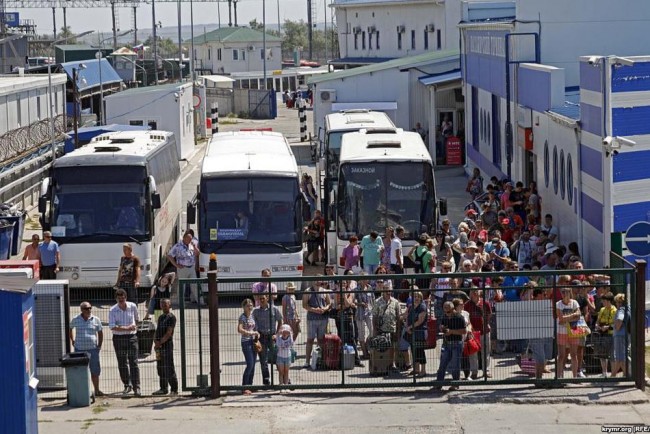 passazhiry-avtobusov-prohodjat-pervye-bez-ocheredi-foto-kirilla-avtohtonova_rect_84c1cd494477b6c9f00ec48027fd1004