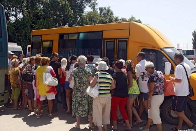 passazhiry-shturmujut-marshrutku-port-krym-avtovokzal-kerch-foto-kirilla-avtohtonova_rect_560d946399bbe0699366f413d2b2cba7