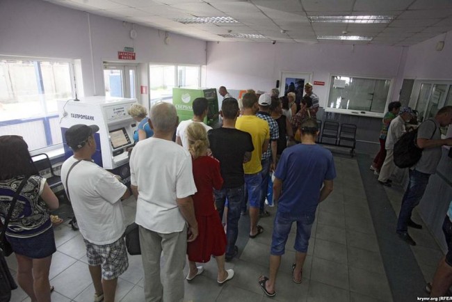 pered-tem-kak-otpravitsja-na-otdyh-ljudi-snimajut-vsju-svoju-nalichku-foto-kirilla-avtohtonova_rect_042de28bafcf54285c212be751f852d0