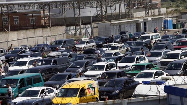 rastjagivajuschiesja-na-kilometry-avtomobilnye-ocheredi-foto-kirilla-avtohtonova_rect_655c71ca88e0b6b51d48af730bd52b97