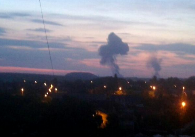 posle-vzryva-na-zavode-nachalsja-pozhar-foto-tvitter-necro-mancer_rect_26cd1155df227b7056fb0cfd89e7833c