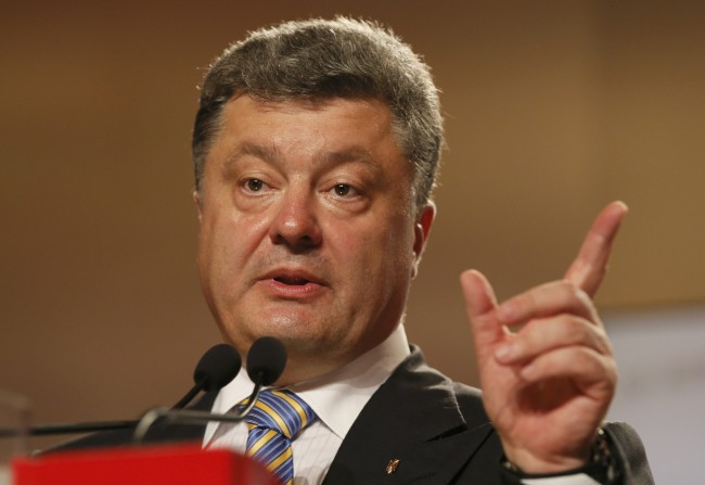 Ukrainian businessman, politician and presidential candidate Petro Poroshenko gestures as he speaks to supporters at his election headquarters in Kiev May 25, 2014.   Billionaire Petro Poroshenko claimed Ukraine's presidency on Sunday after exit polls gave him an absolute majority in a first round of voting and, vowing to end a conflict with pro-Russian rebels, he pledged to align his country with Europe.  REUTERS/Gleb Garanich (UKRAINE  - Tags: POLITICS ELECTIONS)