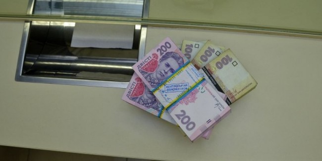 Íàöèîíàëüíûé áàíê ðàññ÷èòûâàåò íà ñáàëàíñèðîâàííîñòü ñèòóàöèè íà ìåæáàíêîâñêîì âàëþòíîì ðûíêå ïðè ìèíèìàëüíîì ó÷àñòèè ÍÁÓ. Îá ýòîì ñîîáùèë ãëàâà ÍÁÓ Ñåðãåé Àðáóçîâ â èíòåðâüþ ãàçåòå "Çåðêàëî íåäåëè. Óêðàèíà". "Ñåé÷àñ íàøà ïîçèöèÿ â âàëþòíî-êóðñîâîé ïîëèòèêå òàêîâà: ìû íå áóäåì äîïóñêàòü ðåçêèõ ñêà÷êîâ è êîëåáàíèé, íî áóäåì ïîñòåïåííî ñâîäèòü ê ìèíèìóìó ñâîå ïðèñóòñòâèå íà ðûíêå. È õîòèì ïðèéòè ê òîìó, ÷òîáû ðûíîê ïî âîçìîæíîñòè ïåðåêîñû ðåãóëèðîâàë ñàìîñòîÿòåëüíî", - ñêàçàë îí. Ïî ñëîâàì Àðáóçîâà, ÍÁÓ ðàññ÷èòûâàåò, ÷òî ïðè óëó÷øåíèè ïëàòåæíîãî áàëàíñà ãðèâíà áóäåò íåñêîëüêî óêðåïëÿòüñÿ, à ïðè óõóäøåíèè - íåìíîãî äåâàëüâèðîâàòü. "À íàñåëåíèå è áèçíåñ áóäóò ïîñòåïåííî ïðèâûêàòü ê âîçìîæíûì êóðñîâûì êîëåáàíèÿì", - äîáàâèë ãëàâà ÍÁÓ. Â íàñòîÿùåå âðåìÿ, ïî ìíåíèþ Àðáóçîâà, óâåëè÷åíèå àìïëèòóäû êîëåáàíèé âàëþòíîãî êóðñà ÿâëÿåòñÿ ïðåæäåâðåìåííûì, òàê êàê ìîæåò âûçâàòü ïàíèêó íà âàëþòíîì ðûíêå. "Êàê òîëüêî öåíû äîñòàòî÷íî ñòàáèëèçèðóþòñÿ è ðûíîê îñîçíàåò, ÷òî êîëåáàíèÿ êóðñà - ýòî íå ñòðàøíî, ìîæíî ñ÷èòàòü, ÷òî ãèáêîñòü óæå ïðèæèëàñü. Ïîòîìó ÷òî ñåé÷àñ, åñëè îòïóñòèòü êóðñ, è åãî êîëåáàíèå âûéäåò çà ïðåäåëû 8,1-8,2 ãðèâíû/äîëëàð, òóò æå ñîáåðóòñÿ òîëïû â îáìåííûõ ïóíêòàõ. Êîìó ýòî íàäî?", - ñêàçàë ãëàâà ÍÁÓ. Ïî åãî ìíåíèþ, ïðåäóñìîòðåííûé ïðàâèòåëüñòâîì ïðè ïîäãîòîâêå ãîñáþäæåòà-2011 ñðåäíåãîäîâîé êóðñ ãðèâíû íà íûíåøíèé ãîä (7,95 UAH/USD) ÿâëÿåòñÿ âûïîëíèìûì ïîêàçàòåëåì. "Ðàñ÷åòíûé êóðñ íà ýòîò ãîä (7,95 ãðèâíû/äîëëàð) îïðåäåëåí çàêîíîì î áþäæåòå Óêðàèíû. È åñëè ïðàâèòåëüñòâîì áóäóò âûïîëíåíû âñå ïîêàçàòåëè, êîòîðûå â íåì çàëîæåíû, à ÿ óâåðåí, ÷òî îíè áóäóò âûïîëíåíû, òî â òå÷åíèå 2011 ãîäà êóðñ ãðèâíû áóäåò ñîîòâåòñòâîâàòü çàïëàíèðîâàííûì çíà÷åíèÿì", - ïîä÷åðêíóë Àðáóçîâ. Îí òàêæå äîáàâèë, ÷òî ÍÁÓ ñ÷èòàåò äîïóñòèìûìè êîëåáàíèÿ êóðñà ãðèâíû â ïðåäåëàõ íåñêîëüêèõ ïðîöåíòîâ â òå÷åíèå ãîäà. Êàê ñîîáùàëî àãåíòñòâî, ïðè ðàçðàáîòêå ãîñáþäæåòà íà 2011 ãîä Êàáìèí ïðîãíîçèðîâàë ñðåäíåãîäîâîé êóðñ ãðèâíû íà ýòîò ïåðèîä 7,95 UAH/USD.