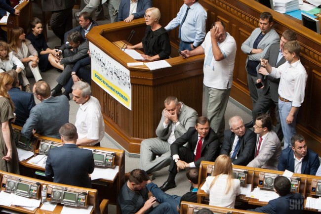 Íàðîäíûå äåïóòàòû Óêðàèíû âîçëå òðèáóíû â ñåññèîííîì çàëå Âåðõîâíîé Ðàäû Óêðàèíû â Êèåâå, 7 èþëÿ 2016 ã. Ôîòî Êóçüìèí Àëåêñàíäð / ÓÍÈÀÍ