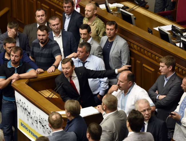 Ëèäåð Ðàäèêàëüíîé ïàðòèè Îëåã Ëÿøêî (â öåíòðå) áëîêèðóåò òðèáóíó â ñåññèîííîì çàëå Âåðõîâíîé Ðàäû Óêðàèíû â Êèåâå, 7 èþëÿ 2016 ã. Ôîòî Êîñàðåâ Àëåêñàíäð / ÓÍÈÀÍ