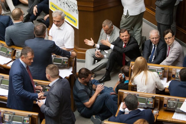 Íàðîäíûå äåïóòàòû Óêðàèíû âîçëå òðèáóíû â ñåññèîííîì çàëå Âåðõîâíîé Ðàäû Óêðàèíû â Êèåâå, 7 èþëÿ 2016 ã. Ôîòî Êóçüìèí Àëåêñàíäð / ÓÍÈÀÍ