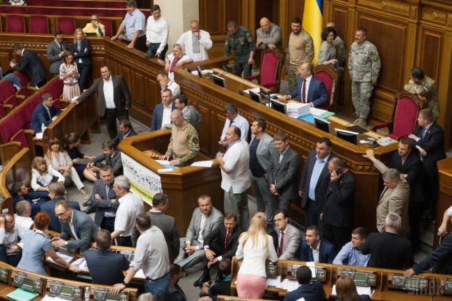 Íàðîäíûå äåïóòàòû Óêðàèíû âîçëå òðèáóíû â ñåññèîííîì çàëå Âåðõîâíîé Ðàäû Óêðàèíû â Êèåâå, 7 èþëÿ 2016 ã. Ôîòî Êóçüìèí Àëåêñàíäð / ÓÍÈÀÍ