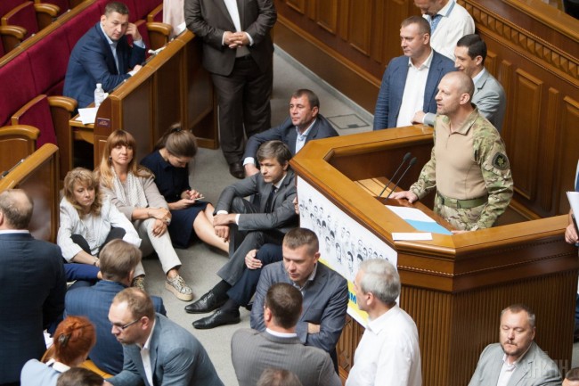 Íàðîäíûå äåïóòàòû Óêðàèíû âîçëå òðèáóíû â ñåññèîííîì çàëå Âåðõîâíîé Ðàäû Óêðàèíû â Êèåâå, 7 èþëÿ 2016 ã. Ôîòî Êóçüìèí Àëåêñàíäð / ÓÍÈÀÍ