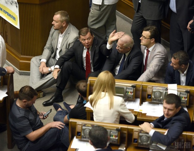 Íàðîäíûå äåïóòàòû Óêðàèíû âîçëå òðèáóíû â ñåññèîííîì çàëå Âåðõîâíîé Ðàäû Óêðàèíû â Êèåâå, 7 èþëÿ 2016 ã. Ôîòî Êîñàðåâ Àëåêñàíäð / ÓÍÈÀÍ