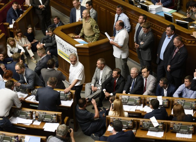 Íàðîäíûå äåïóòàòû Óêðàèíû âîçëå òðèáóíû â ñåññèîííîì çàëå Âåðõîâíîé Ðàäû Óêðàèíû â Êèåâå, 7 èþëÿ 2016 ã. Ôîòî Êîñàðåâ Àëåêñàíäð / ÓÍÈÀÍ