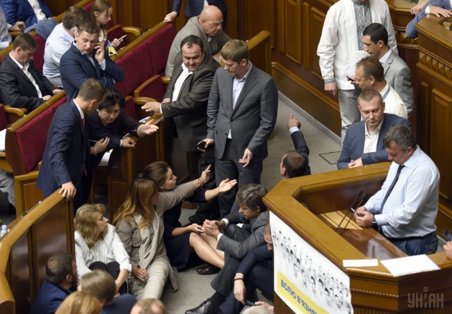 Íàðîäíûå äåïóòàòû Óêðàèíû âîçëå òðèáóíû â ñåññèîííîì çàëå Âåðõîâíîé Ðàäû Óêðàèíû â Êèåâå, 7 èþëÿ 2016 ã. Ôîòî Êîñàðåâ Àëåêñàíäð / ÓÍÈÀÍ