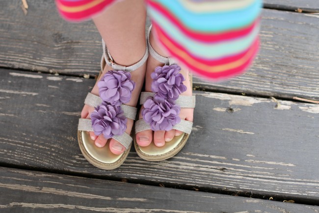 s-chem-sleduet-nosit-detskie-bosonozhki-www-ural-org