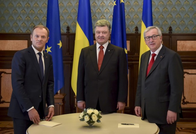 Ukrainian President Petro Poroshenko, center,  European Council President Donald Tusk, left, and European Commission President Jean-Claude Juncker pose for photo during EU-Ukraine summit in Kiev iUkraine, Monday, April 27, 2015. (Mykola Lazarenko, Pool Photo via AP )