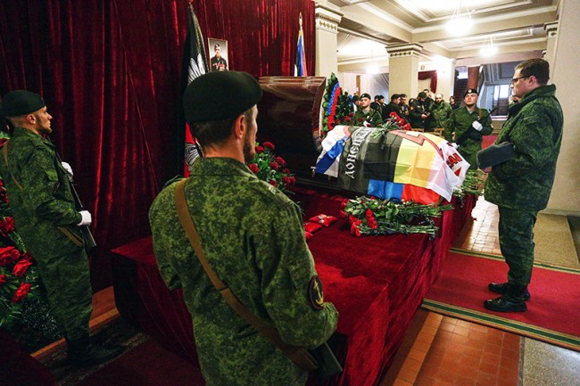 ”краина. ƒонецк. 19 окт€бр€ 2016. Ќа церемонии прощани€ с полковником ƒЌ–, командиром батальона "—парта" ƒЌ– јрсением ѕавловым (позывной "ћоторола") в ƒонецком государственном академическом театре оперы и балета им. ј. —оловь€ненко. ћихаил —околов/“ј——