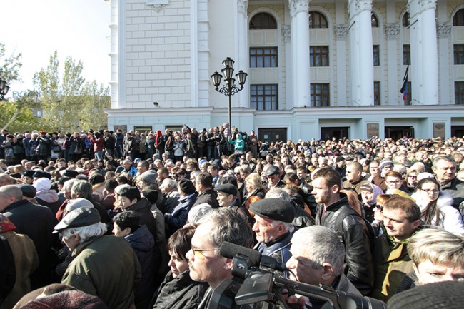 2959146 19.10.2016 Жители Донецка на церемонии прощания с командиром ополчения ДНР Арсеном Павловым ("Моторола"). Сергей Аверин/РИА Новости