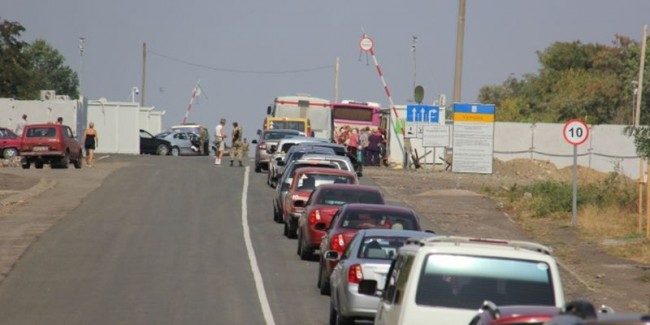 The Zaitseve checkpoint on the Artemivsk - Horlivka highway in Donetsk oblast. The State Border Service of Ukraine says over 10,000 cars pass the checkpoint a day.