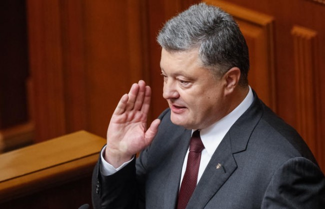epa05526773 Ukrainian President Petro Poroshenko gestures while speaking to lawmakers during the opening of a new session of Ukrainian Parliament in Kiev, Ukraine, 06 September 2016. EPA/ROMAN PILIPEY