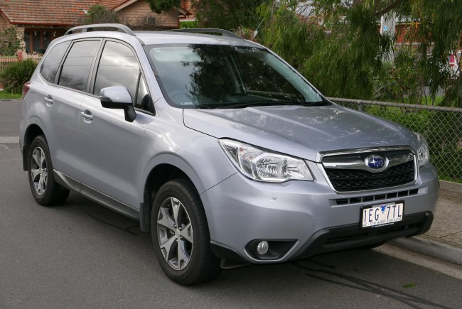2014_Subaru_Forester_(MY14)_2.5i_Luxury_wagon_(2015-06-25)_01