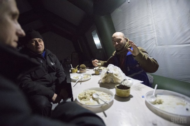 Ïóíêò îáîãðåâà â Àâäååâêå (Äîíåöêàÿ îáëàñòü), 31 ÿíâàðÿ 2017 ã. Ôîòî Ñèðîòêèíà Àíàñòàñèÿ / POOL / ÓÍÈÀÍ