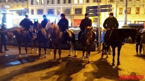 В Киеве конная полиция ночью дежурила у магазинов 2