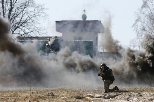 Newly mobilized Ukrainian paratroopers take part in a military drill near Zhytomyr April 9, 2015. REUTERS/Valentyn Ogirenko