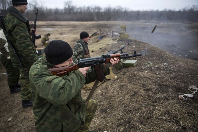 Volunteers of the separatist self-proclaimed Donetsk People's Republican guard fire their weapons during shooting training in Donetsk March 1, 2015. REUTERS/Baz Ratner (UKRAINE - Tags: POLITICS CIVIL UNREST CONFLICT MILITARY)