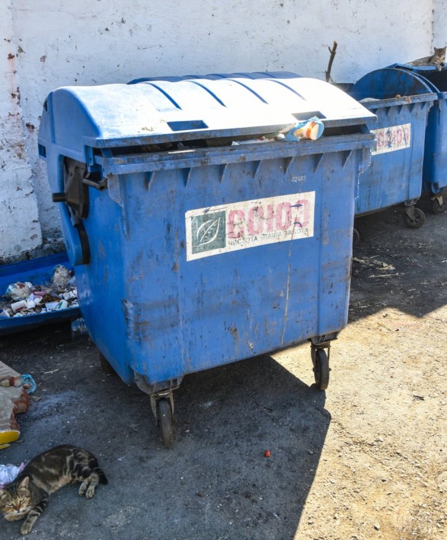 Ìóñîðíûé áàê íà òåððèòîðèè Îäåññêîãî ñëåäñòâåííîãî èçîëÿòîðà, â êîòîðîì óáèéöà ñïðÿòàë òåëî óáèòîé, 20 àâãóñòà 2017 ã. 17 àâãóñòà â Îäåññå íà òåððèòîðèè ÑÈÇÎ çëîóìûøëåííèê óáèë è ðàñ÷ëåíèë ñîòðóäíèöó èçîëÿòîðà. 39-ëåòíèé àðåñòîâàííûé, êîòîðûé íàõîäèëñÿ â ñëåäñòâåííîì èçîëÿòîðå, ðàíåå óæå ïðèâëåêàëñÿ ê óãîëîâíîé îòâåòñòâåííîñòè ïî ñò. 187 (ðàçáîé) è 115 (óìûøëåííîå óáèéñòâî) Óãîëîâíîãî êîäåêñà Óêðàèíû.  Ïî äàííûì ïðîêóðàòóðû Îäåññêîé îáëàñòè, àðåñòàíò ïðàêòè÷åñêè áåñêîíòðîëüíî ïðîæèâàë íå â êàìåðå, à â õîçÿéñòâåííîì áëîêå, êóäà è çàìàíèë æåðòâó.  Ïîëèöèÿ ïî ôàêòó óáèéñòâà íà÷àëà ðàññëåäîâàíèå. Íà÷àëüíèêà ÑÈÇÎ îòñòðàíèëè îò èñïîëíåíèÿ ñëóæåáíûõ îáÿçàííîñòåé. Ôîòî Âîéòåíêî Ìàêñèì / ÓÍÈÀÍ