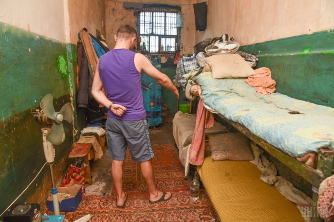 Пребывание заключенного вне камеры – ошибка руководства