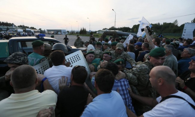 Supporters of former Georgian President Mikheil Saakashvili clash with Ukrainian borderguards upon his arrival at a checkpoint on the Ukrainian-Polish border in Shegyni