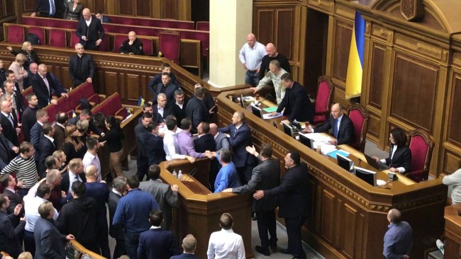 Драка и дымовая шашка в раде 6.10.2017. На месте работает полиция. Фото, Видео