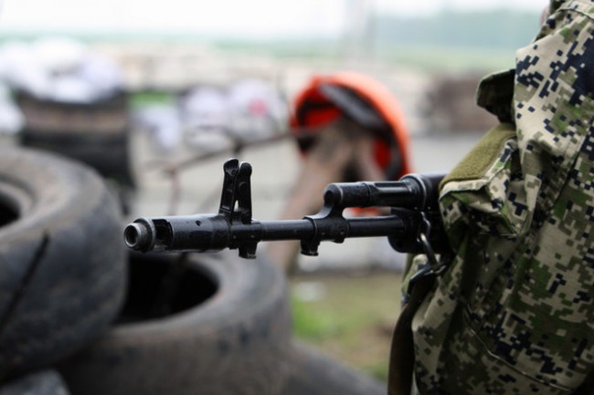 epa04186204 Armed men guard at the Kombikorm factory checkpoint, near Svyatogorsk town close to Slaviansk, Ukraine, 30 April 2014. Militants in Sloviansk are keeping dozens of hostages, including seven European military observers, who were detained in the city on 25 April while on a verification mission under the Organisation of Security and Cooperation in Europe (OSCE). EPA/IGOR KOVALENKO