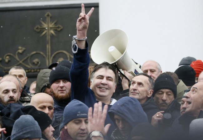 Georgian former President Mikheil Saakashvili flashes a victory sign after he was freed by his supporters in Kiev, Ukraine December 5, 2017. REUTERS/Gleb Garanich     TPX IMAGES OF THE DAY